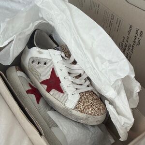 Never worn! Stylish Women's Golden Goose Sneakers with Red Star and Gold Accents